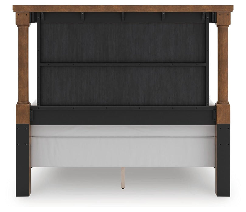 Chadworth Queen Poster Bed with Mirrored Dresser